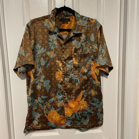 4/$20❤️Urban Outfitters Leafy Tiger Satin Short Sleeve Button-down Shirt - Picture 2 of 9